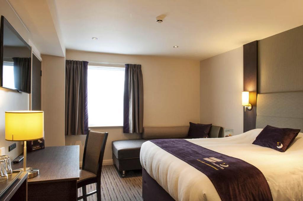 Premier Inn London Romford Central Phòng bức ảnh