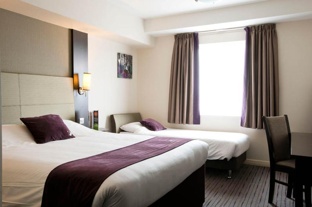 Premier Inn London Romford Central Phòng bức ảnh